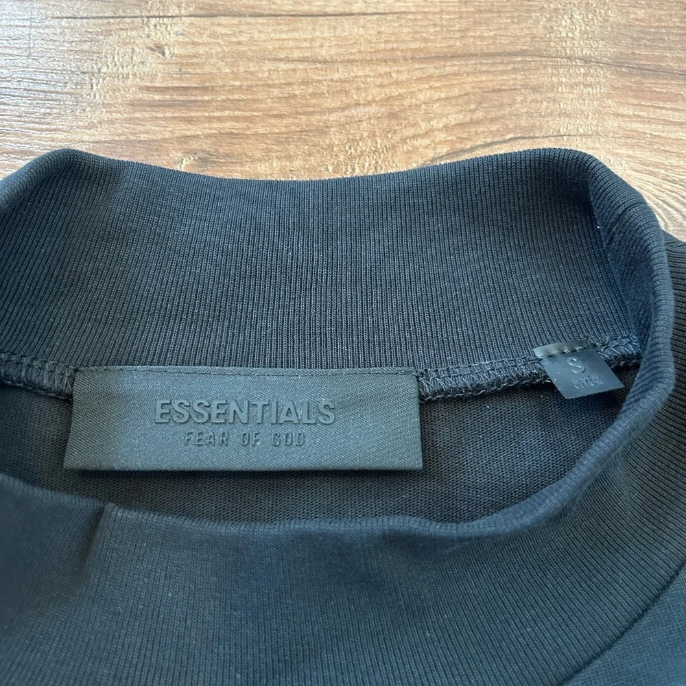 New Authentic Fear of God Essentials Men's Jet Black Logo T-Shirt SS22 Size S - Picture 3 of 8